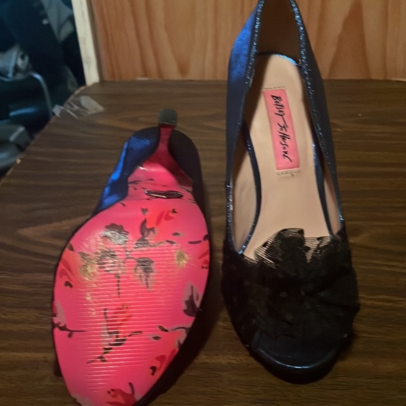 Betsey Johnson Designer Heels with Bows size 6. Super cute with pika dot heel!!! - Picture 2 of 6